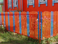 Чем покрасить деревянный забор?